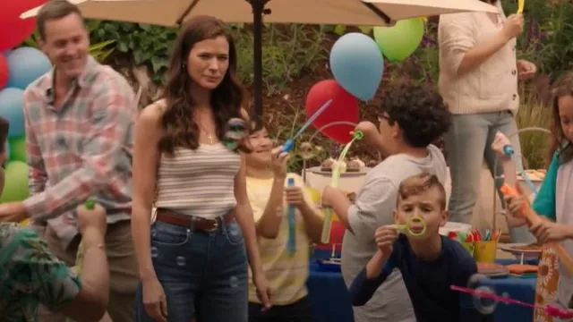 Camiseta sin mangas con suéter a rayas con marco usada por Ashley como se ve en 9-1-1: Lone Star (S05E09)