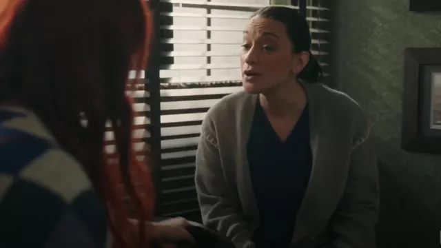 Cárdigan Line the Label Noelle usado por Asta Twelvetrees (Sara Tomko) como se ve en Resident Alien (S04E08)
