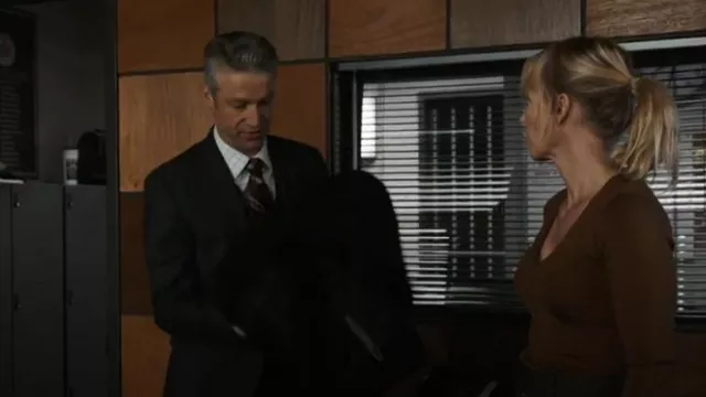 Sudadera con cuello en V de mezcla de seda Reiss Maeve usada por Amanda Rollins (Kelli Giddish) como se ve en Law & Order: Special Victims Unit (S26E09)
