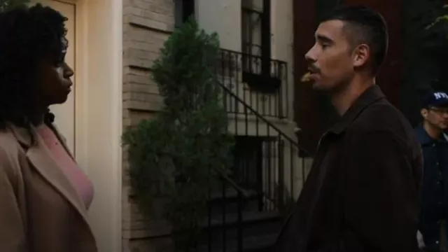 Chaqueta de Garaje de Ante de Banana Republic usada por Olivia Benson (Mariska Hargitay) como se ve en Law & Order: Special Victims Unit (S26E09)