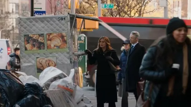 Abrigo de doble cuello Mackage Nori-K usado por Olivia Benson (Mariska Hargitay) como se ve en Law & Order: Special Victims Unit (S26E10)