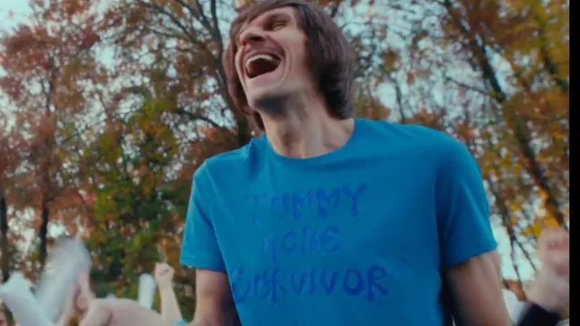 Camiseta azul Tummy Arche Survivor usada por Drago Larson (Boban Marjanović) en Happy Gilmore 2