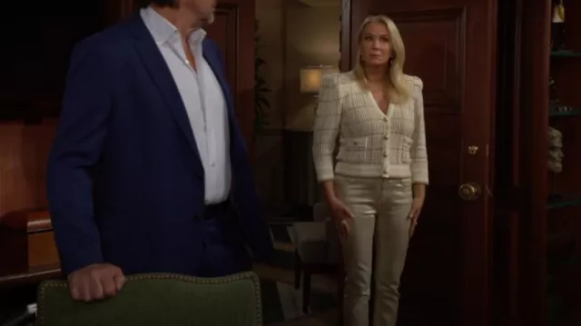 Cardigan L’Agence Jenni en Multi Ivoire/Cappuccino porté par Brooke Logan (Katherine Kelly Lang) tel qu’on le voit dans The Bold and the Beautiful le 22 juillet 2025