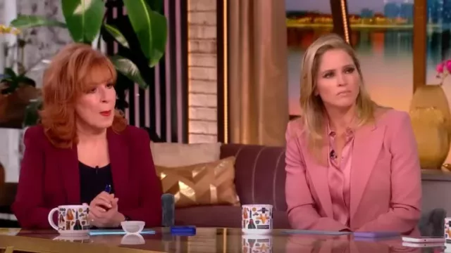 Blazer de mezcla de lana virgen de un botón Georgina de la colección Michael Kors usado por Sara Haines como se ve en The View el 25 de julio de 2025