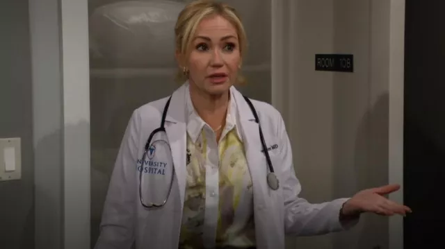 Dkny Blouse imprimée sans manches portée par Bridget Forrester (Ashley Jones) comme on le voit dans The Bold and the Beautiful le 25 juillet 2025