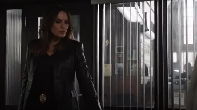 Top de cuello en V Agolde Tavi usado por Olivia Benson (Mariska Hargitay) como se ve en Law & Order: Special Victims Unit (S26E15)