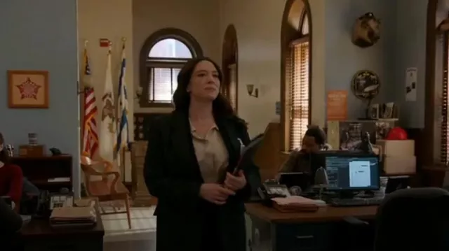 Camisa ajustada Theory en georgette de seda usada por Vanessa Rojas (Lisseth Chavez) como se ve en Chicago P.D. (T12E15)