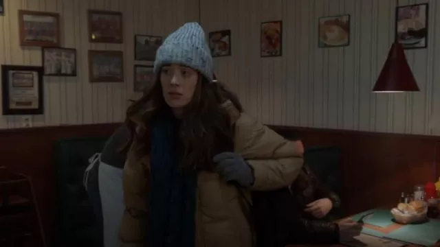 Veste en duvet mi-longue Gant portée par Kim Burgess (Marina Squerciati) telle qu’elle est vue dans Chicago P.D. (S12E16)