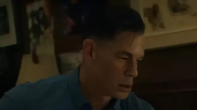 S02 John Cena Camiseta azul de en Peacemaker (S02E08) Christopher Smith / Peacemaker (John Cena) como se ve en Peacemaker