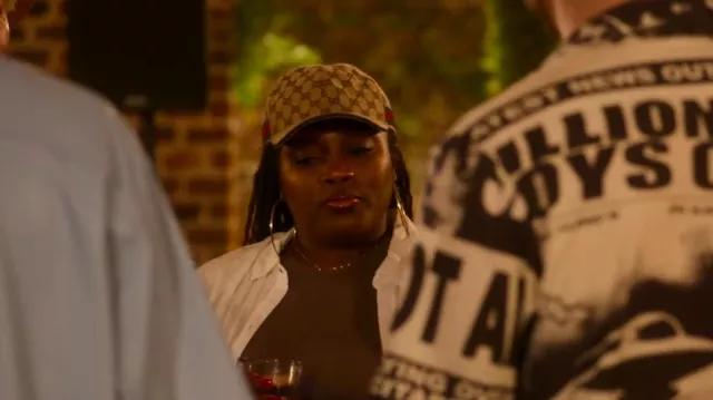 Casquette de baseball en toile Gucci beige Monogram portée par Denisia « Blu June » Andrews comme on le voit dans Hitmakers (S01E06)