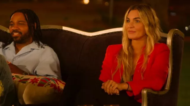 Blazer court rouge Zara porté par Whitney Phillips comme on le voit dans Hitmakers (S01E06)