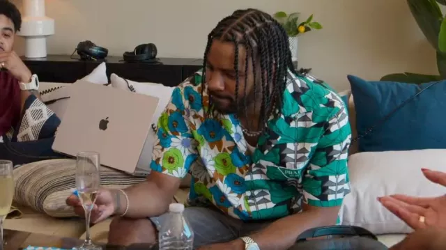 Chemise à manches courtes Prada Color Block à imprimé mixte portée par Bernard Harvey comme on le voit dans Hitmakers (S01E06)