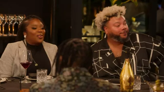 Blazer à double boutonnage Eloquii noir / blanc aux lignes géométriques porté par Trey Campbell comme on le voit dans Hitmakers (S01E06)