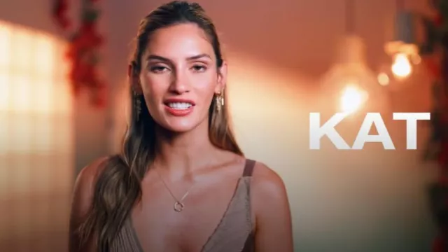 Bikini Texturé Plongeant High Cut Cheeky Bikini en Café & Brun porté par Katherine Izzo comme on le voit dans Bachelor in Paradise (S10E05)