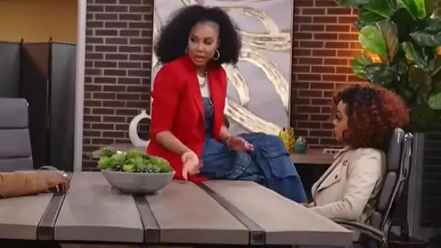 Imma Outfits Combinaison cargo sans bretelles en denim portée par Tamar Braxton comme on le voit dans Caught in the Act : Double Life (S01E01)