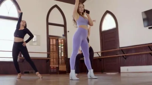 Botas reflectantes de media pantorrilla con punta de estrás y pedrería de Steve Madden usadas por Kara Leona como se ve en 90 Day Fiancé: Happily Ever After? (S09E04)