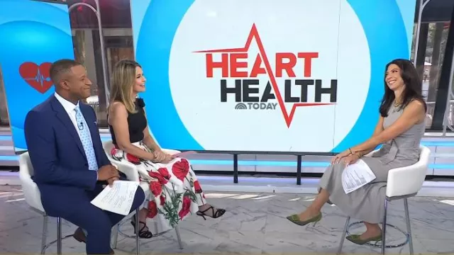 Sandales à lanières en daim Prada portées par Savannah Guthrie, comme on le voit dans Today le 31 juillet 2025