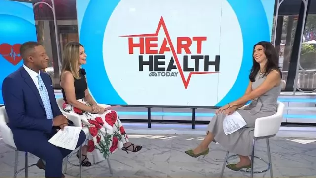 Manolo Blahnik Maysale 70 Tejido de gamuza con adornos de hebilla y ribete usado por Natalie Azar como se ve en Today el 31 de julio de 2025