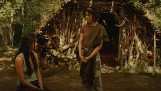 T-shirt bébé Peolpe gratuit porté par l’adolescente Taissa Turner (Jasmin Savoy Brown) comme on le voit dans Yellowjackets (S03E04)