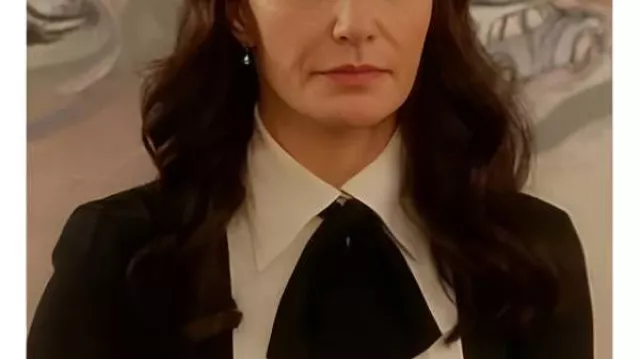 Kristin Davis Blouse à col noué portée par Charlotte York (Kristin Davis) dans And Just Like That... (S03E08)