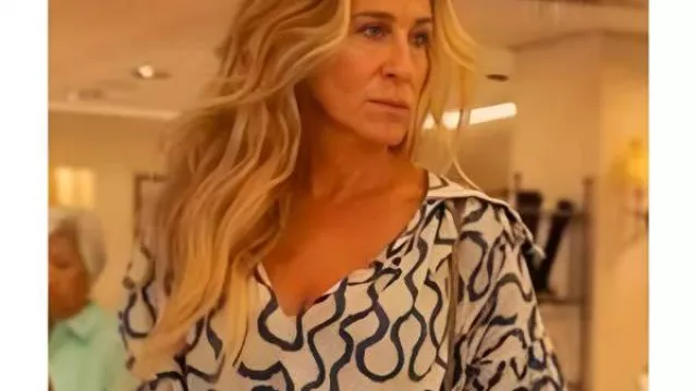 Carrie Bradshaw Robe chemise à imprimé tourbillon portée par Carrie Bradshaw (Sarah Jessica Parker) dans And Just Like That... (S03E08)