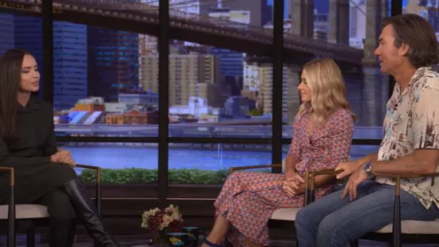 Diane von Furstenberg Abigail Robe portefeuille en voile de soie imprimée portée par Kelly Ripa comme on le voit en LIVE avec Kelly et Mark le 29 juillet 2025