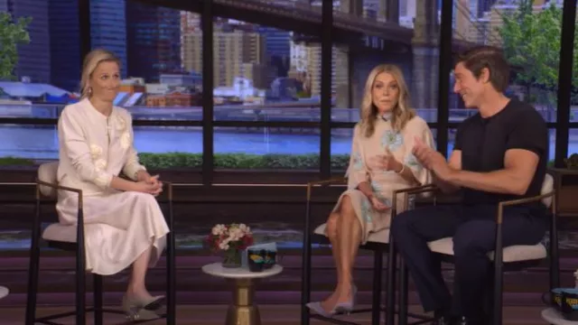 Robe crayon Prada à imprimé floral portée par Kelly Ripa comme on le voit en LIVE avec Kelly et Mark le 30 juillet 2025