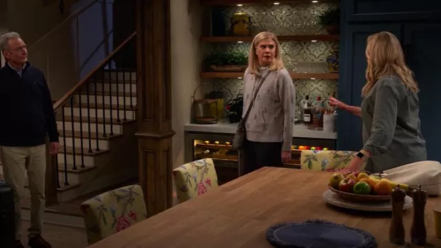 Gucci Ophidia Sac messager en toile enduite monogrammée bordé de cuir porté par Carol (Kristen Johnston) comme on le voit dans Leanne (S01E01)