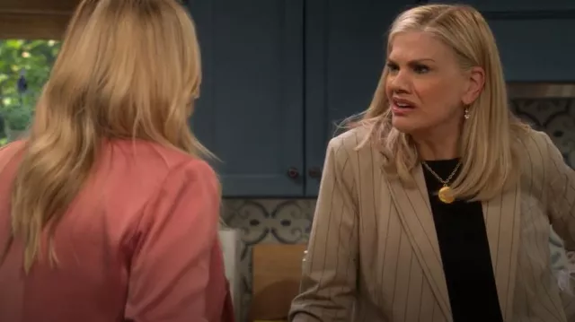 Chanel Collier pendentif Coco porté par 
Carol (Kristen Johnston) vue dans Leanne (S01E01)