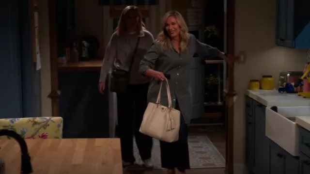 Anne Klein Un sac fourre-tout à charnière porté par Leanne (Leanne Morgan) comme on le voit dans Leanne (S01E01)