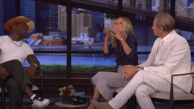 Camisa de seda de lunares Miu Miu usada por Kelly Ripa como se ve en LIVE with Kelly and Mark el 31 de julio de 2025