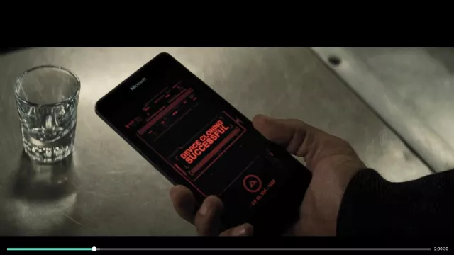 Un Microsoft Lumia 950 de Perry White (Laurence Fishburne) dans Batman v Superman : L’Aube de la Justice
