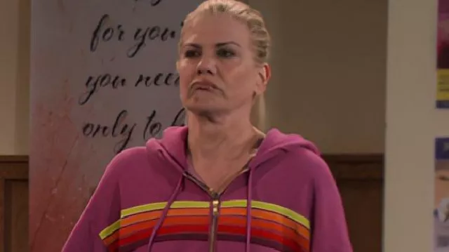 Kristen Johnston Sweat à capuche rayé arc-en-ciel rose porté par Carol (Kristen Johnston) dans Leanne (S01E14)