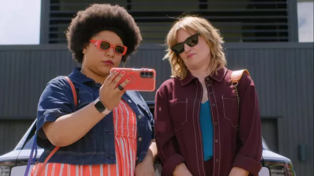 Gafas de sol de montura rectangular Saint Laurent Eyewear usadas por Alexa Crowe (Lucy Lawless) como se ve en My Life Is Murder (S05E01)