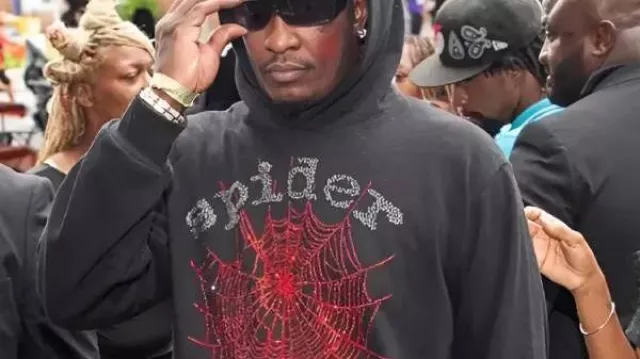 Sudadera con capucha negra para el evento de regreso a clases 2025 de Young Thug