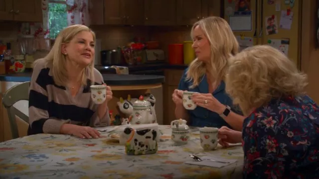 Polo en cachemire surdimensionné Reformation Sawyer porté par Carol (Kristen Johnston) comme on le voit dans Leanne (S01E05)
