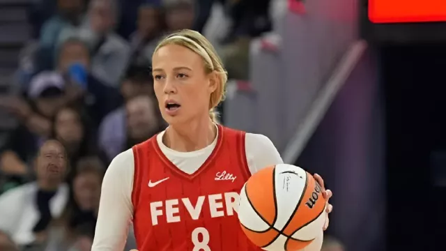 Ce maillot rouge Indiana Fever porté par Sophie Cunningham dans le match de basket-ball Fever Vs Aces 2025