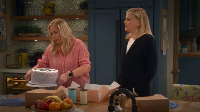 Frank & Eileen Mary Robe chemise classique à manches longues portée par Leanne (Leanne Morgan) comme on le voit dans Leanne (S01E06)