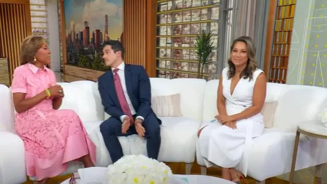 Vestido de cóctel de encaje floral con cinturón y Mikado de la colección Mischka usado por Robin Roberts como se ve en Good Morning America el 5 de agosto de 2025