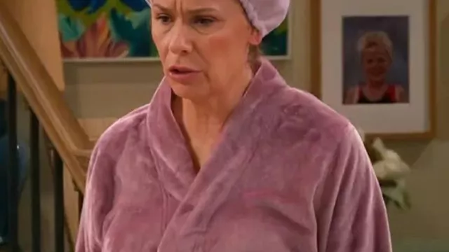 Leanne S1 Leanne Morgan Bata de vellón púrpura de Leanne (Leanne Morgan) en Leanne (S01E04)