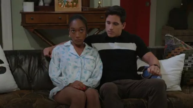Pijama Yiulangde Holiday Pink Bow usado por la Dra. Nicole Dupree Richardson (Daphnée Duplaix) como se ve en Beyond the Gates (S01E93)