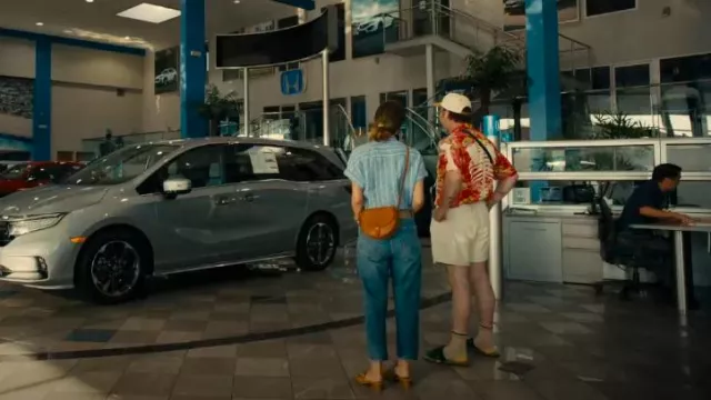 Sac à bandoulière Clare V Luce porté par Sylvia (Rose Byrne) comme on le voit dans Platonic (S02E01)