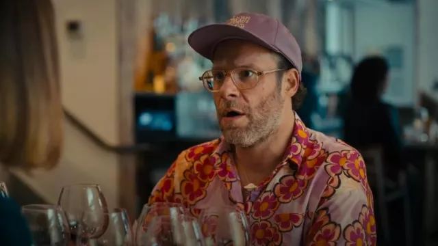 Brain Dead Scripture 5 Panneau Chapeau Prune porté par Will (Seth Rogen) comme vu dans Platonic (S02E02)