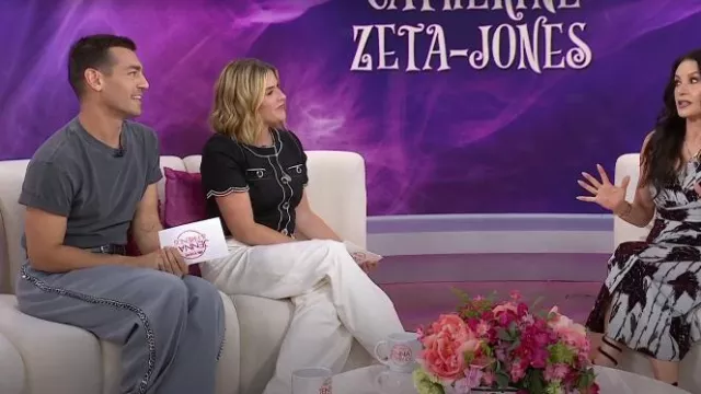 Pantalones rectos de talle bajo Stella McCartney usados por Matt Rogers como se ve en Today with Jenna & Friends el 6 de agosto de 2025