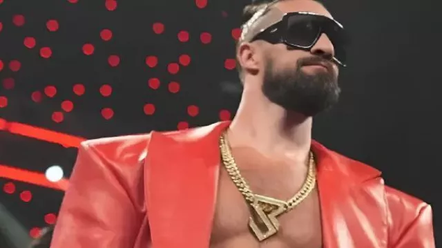 Lunes por la noche RAW Gabardina roja de Seth Rollins de Seth Rollins en SEGMENTO COMPLETO: LA Knight interrumpe el discurso de Seth Rollins en el campeonato: Lo más destacado de Raw, 4 de agosto de 2025