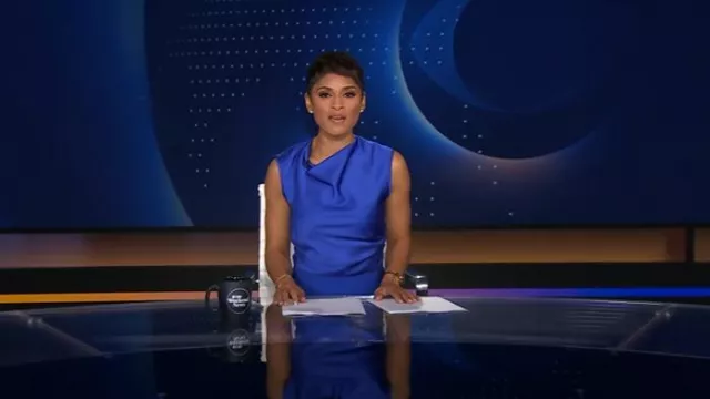 Hervé Leger Audrey Satin Cowl Top porté par Jericka Duncan tel qu’on le voit dans CBS Evening News le 4 août 2025