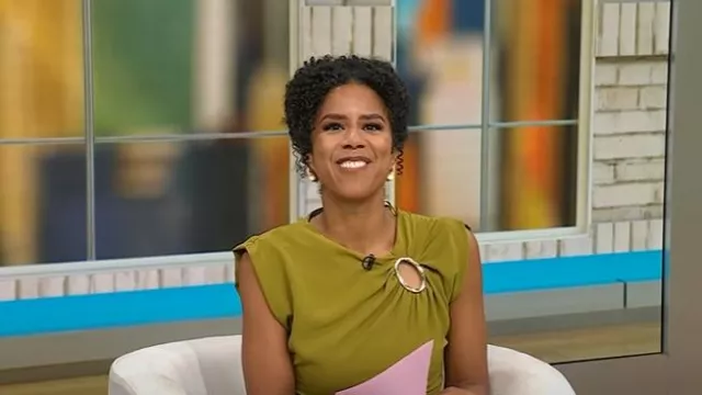 Robe midi Zara avec applique dorée portée par Adriana Díaz comme on le voit dans CBS Mornings le 29 juillet 2025