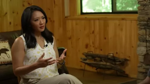 Haut floral à plis sur le devant Ann Taylor porté par Nancy Chen, comme on le voit dans CBS Mornings le 30 juillet 2025