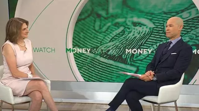 Vestido BOSS Diopena usado por Jill Schlesinger como se ve en CBS Mornings el 31 de julio de 2025