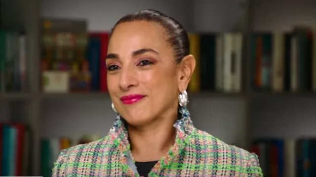 Veste courte en tweed à carreaux multicolores Akris Punto portée par Michelle Miller telle que vue dans CBS Mornings le 3 août 2025
